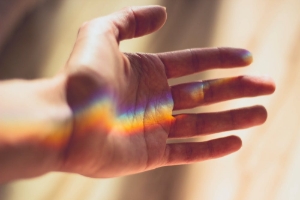 Queer hand regenboogkleuren