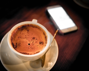Ontmoeten koffie en smartphone