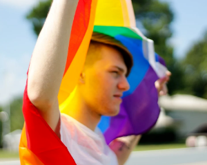 Man met regenboogvlag queer