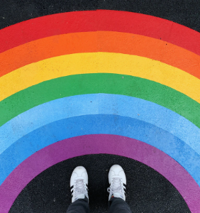 Queer regenboogkleuren op straat